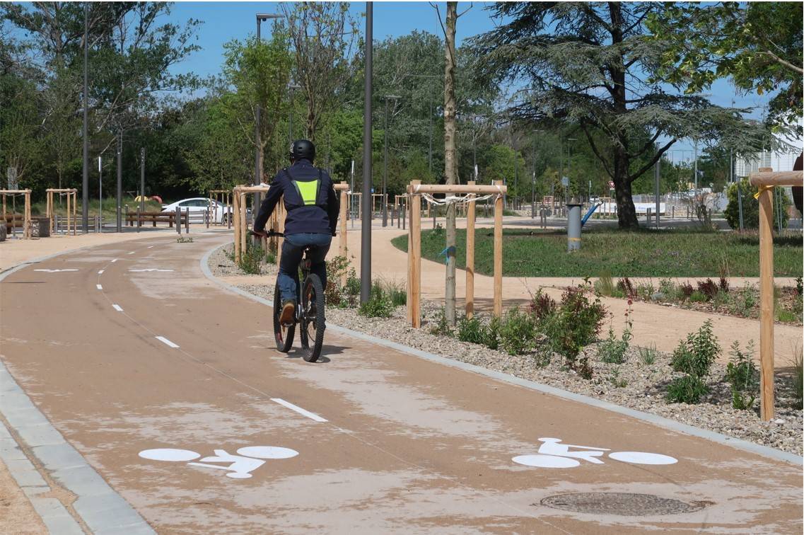 homme qui fait du velo